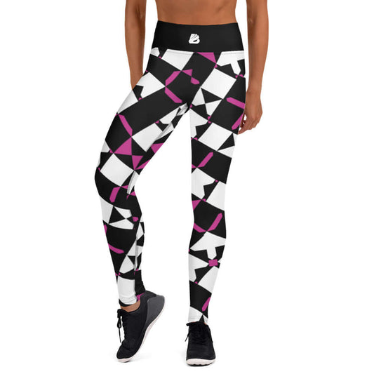 Woman wearing Yoga-Leggings N°24 with geometric pattern, showcasing super soft, stretchy, and comfortable fabric.