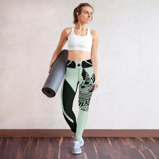 Woman wearing Yoga-Leggings N°29 with a yoga mat, showcasing four-way stretch and soft fabric for comfort and flexibility.