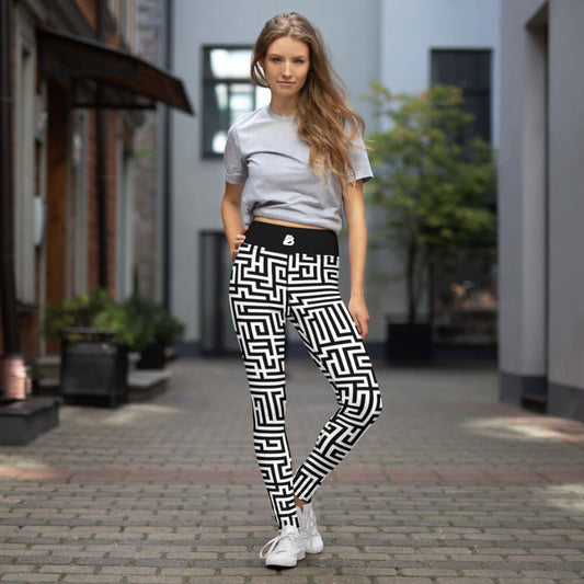 Model wearing Yoga-Leggings N°32 in black and white geometric pattern, showcasing comfortable and stretchable fit, ideal for yoga.