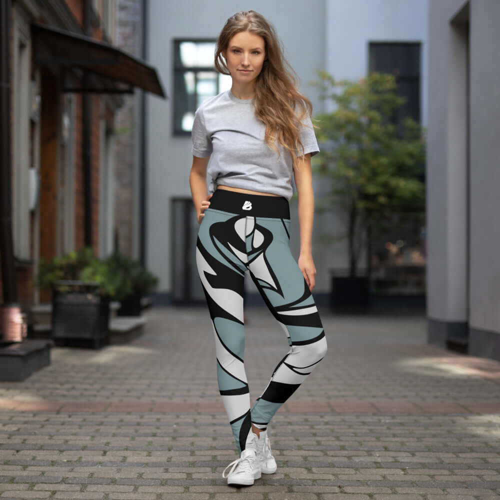 Woman wearing Yoga-Leggings N°36 with high waist and four-way stretch, standing in an urban setting.