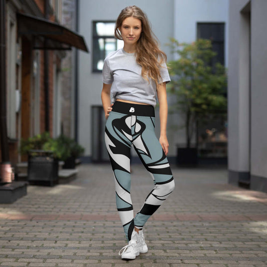 Woman wearing Yoga-Leggings N°36 with high waist and four-way stretch, standing in an urban setting.