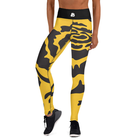 Woman wearing Yoga-Leggings N°37 with yellow and black pattern, featuring high-waist design and four-way stretch fabric.
