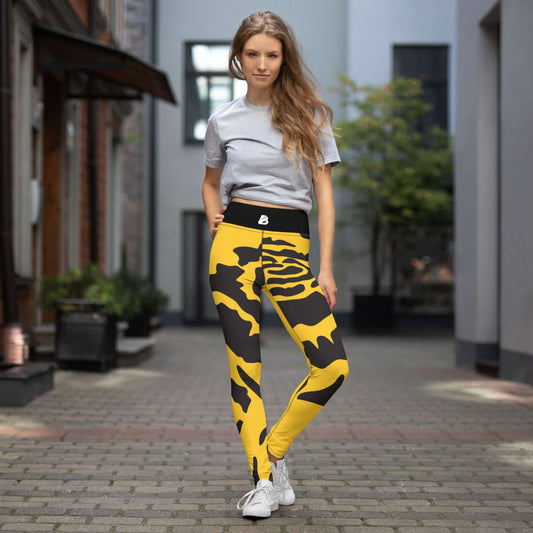 Woman wearing Yoga-Leggings N°37 with vibrant yellow and black pattern, showcasing stretchness and comfort in urban setting.