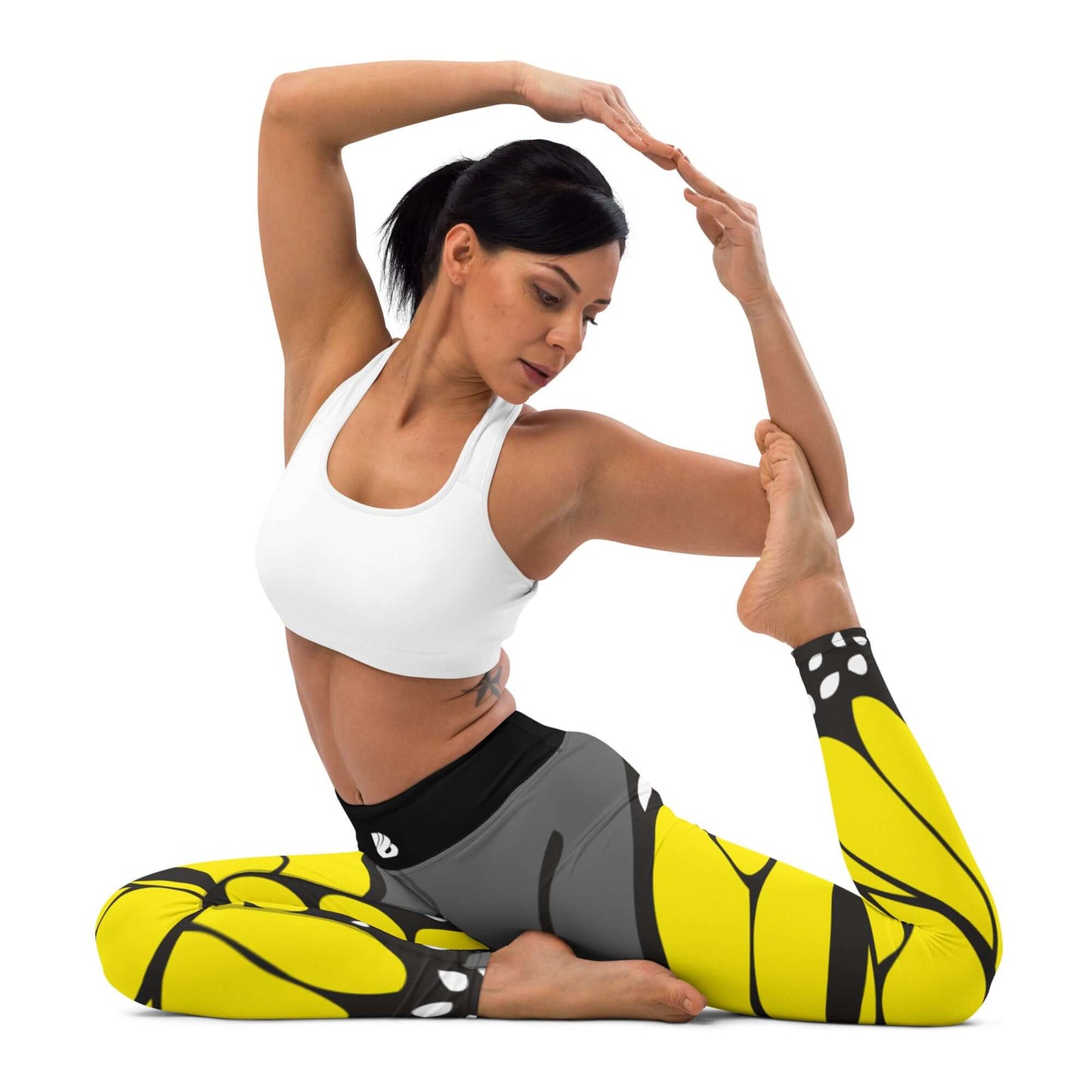 Woman wearing Yoga-Leggings N°41 in a yoga pose, showing stretch and comfort, with a high waist and vibrant design.