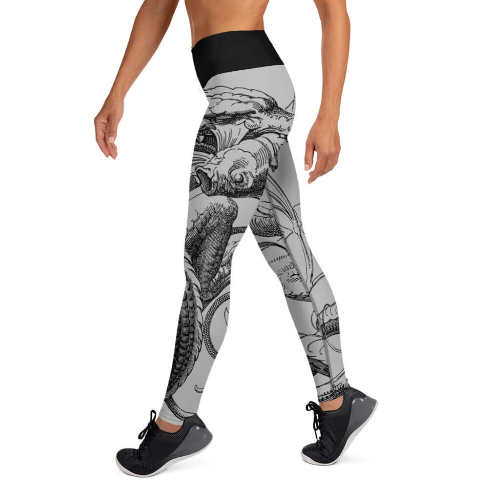 Woman wearing Yoga-Leggings N°15 featuring black and white botanical print, four-way stretch, and high waist for comfort.