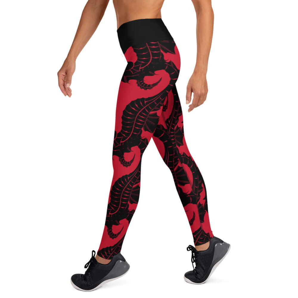 Person wearing red and black Yoga-Leggings N°23 with a high waist and four-way stretch for comfort and flexibility.