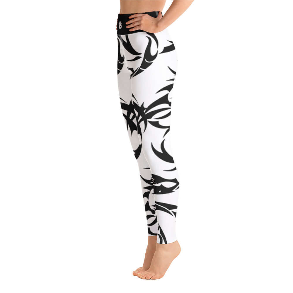 Yoga-Leggings N°39 with black and white abstract pattern, four-way stretch fabric for enhanced flexibility and comfort.