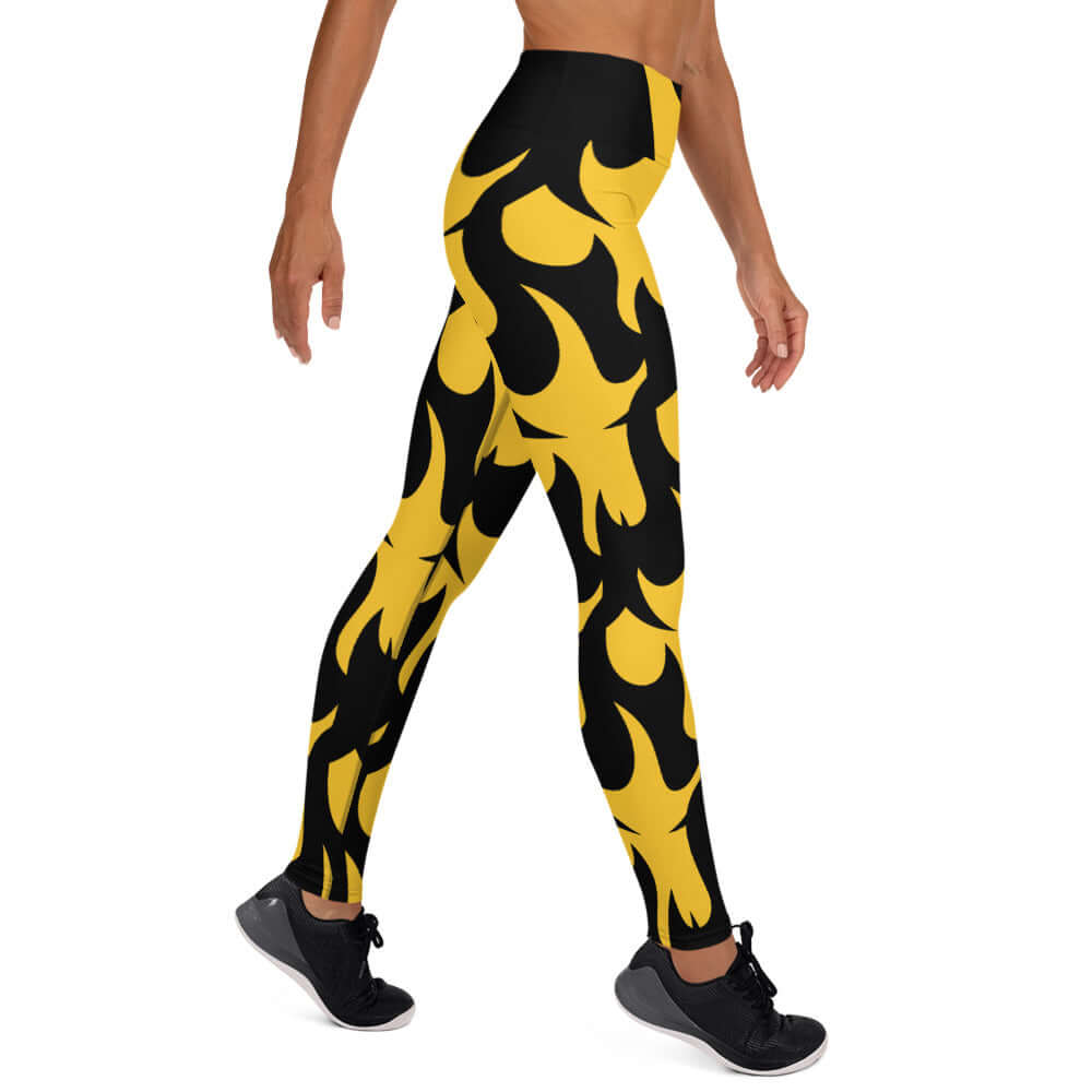 Model wearing Yoga-Leggings N°1 with black and yellow abstract pattern, showcasing high-waist design and four-way stretch fabric.