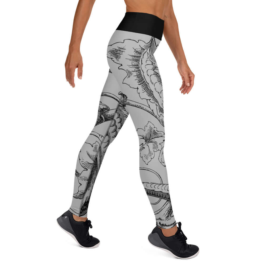 Side view of Yoga-Leggings N°15 featuring a high-waisted, four-way stretch fabric with intricate black and white patterns.