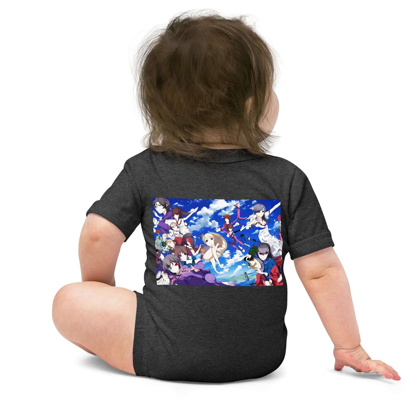 Kurzärmliger Baby-Einteiler N°0 aus Baumwolle mit farbenfrohem Print auf dem Rücken, getragen von einem Baby sitzend auf dem Boden.
