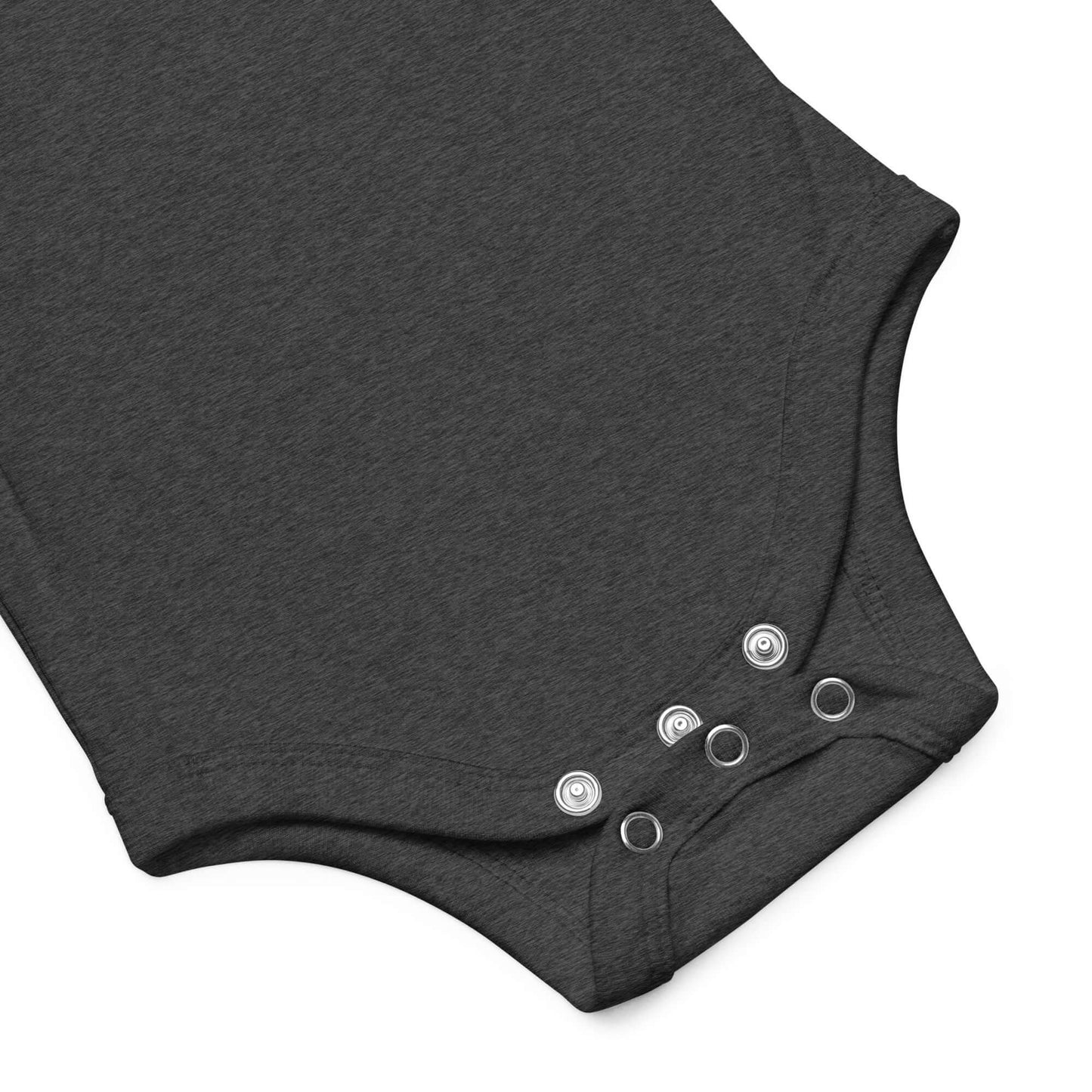 Kurzärmliger Baby-Einteiler N°0 in charcoal color with snap closures for easy changing, made from 100% combed ring-spun cotton.