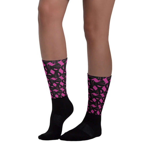 Socken N°3 with black foot and vibrant patterned leg, featuring cushioned sole and ribbed texture, perfect blend of comfort and style.