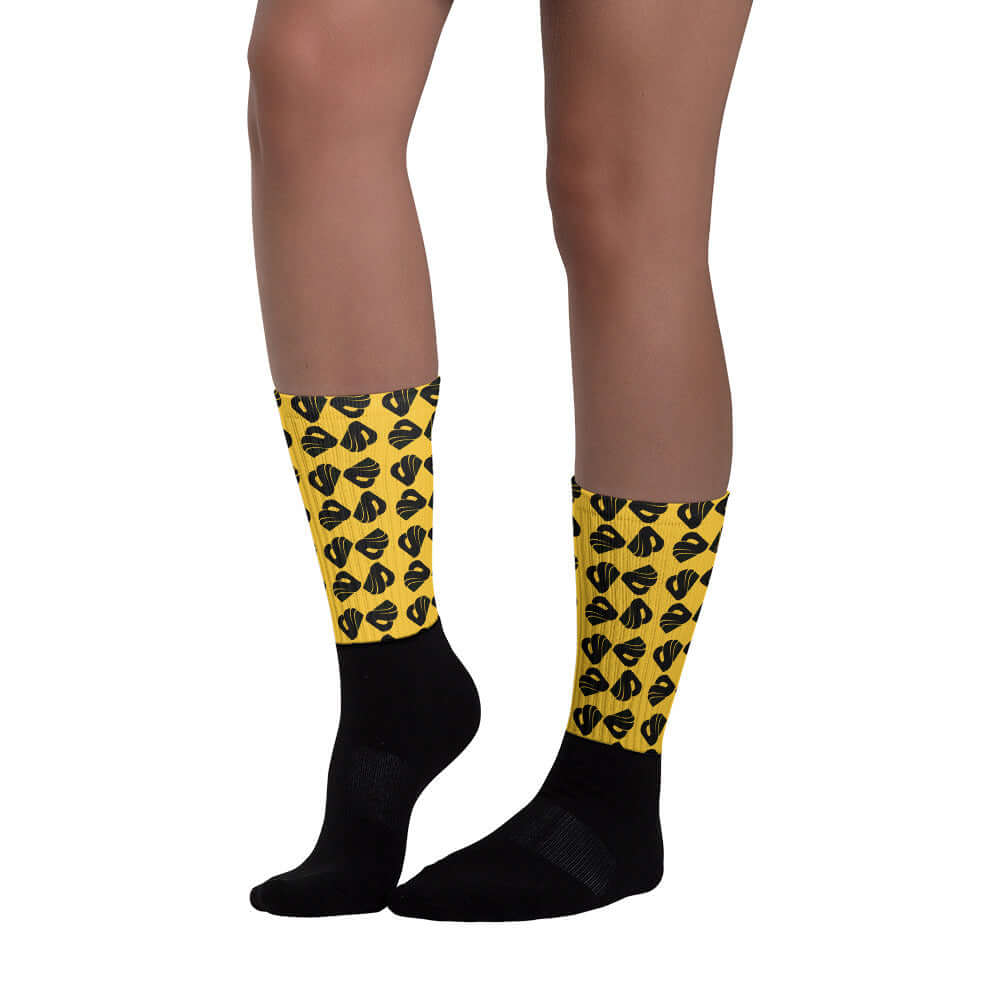 Socken N°5 with black foot and vibrant patterned leg, featuring a cushioned sole for comfort and ribbed leg for durability.