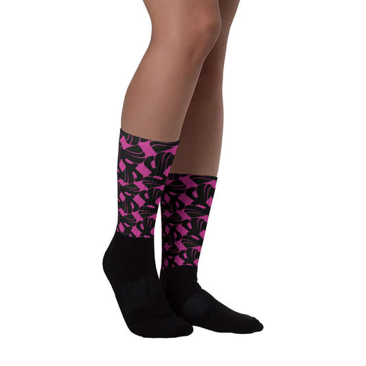 Person wearing Socken N°3 with black foot, colorful design, padded sole, ribbed leg. Comfortable, durable, non-fading colors.