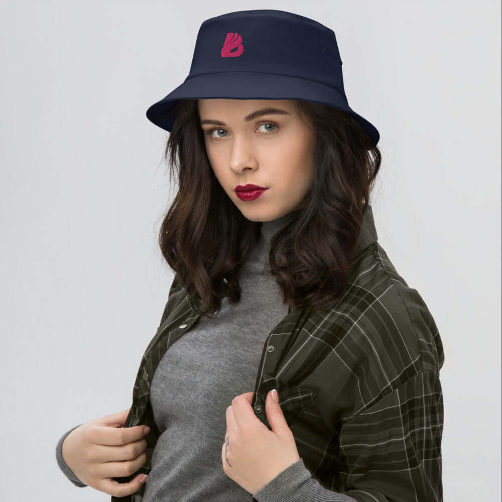 Model wearing Old School-Fischerhut N°1 with vintage style, navy color, and embroidery, ideal for fishing and hiking, size 55-59 cm head circumference.