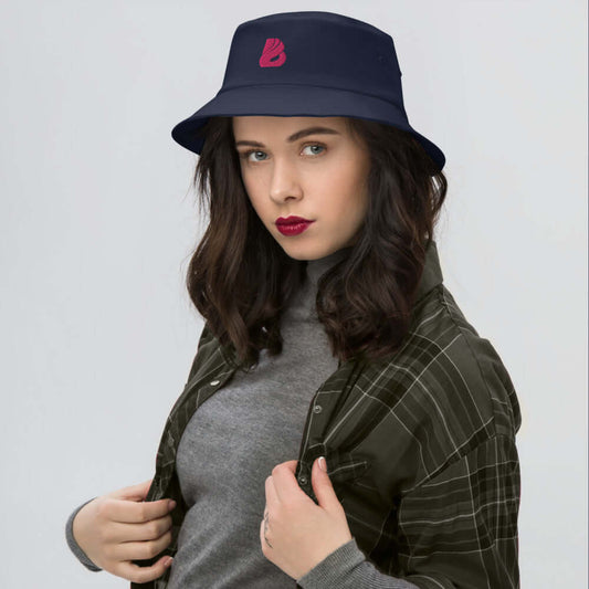 Model wearing Old School-Fischerhut N°1 with vintage style, navy color, and embroidery, ideal for fishing and hiking, size 55-59 cm head circumference.