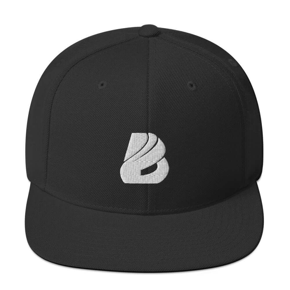 Snapback-Cap N°0 in classic black, featuring a flat brim and adjustable snap closure for a perfect fit, ideal for style and comfort.