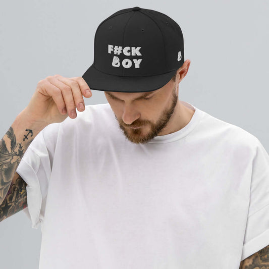 Man wearing Snapback-Cap N°2 with bold text design, black color