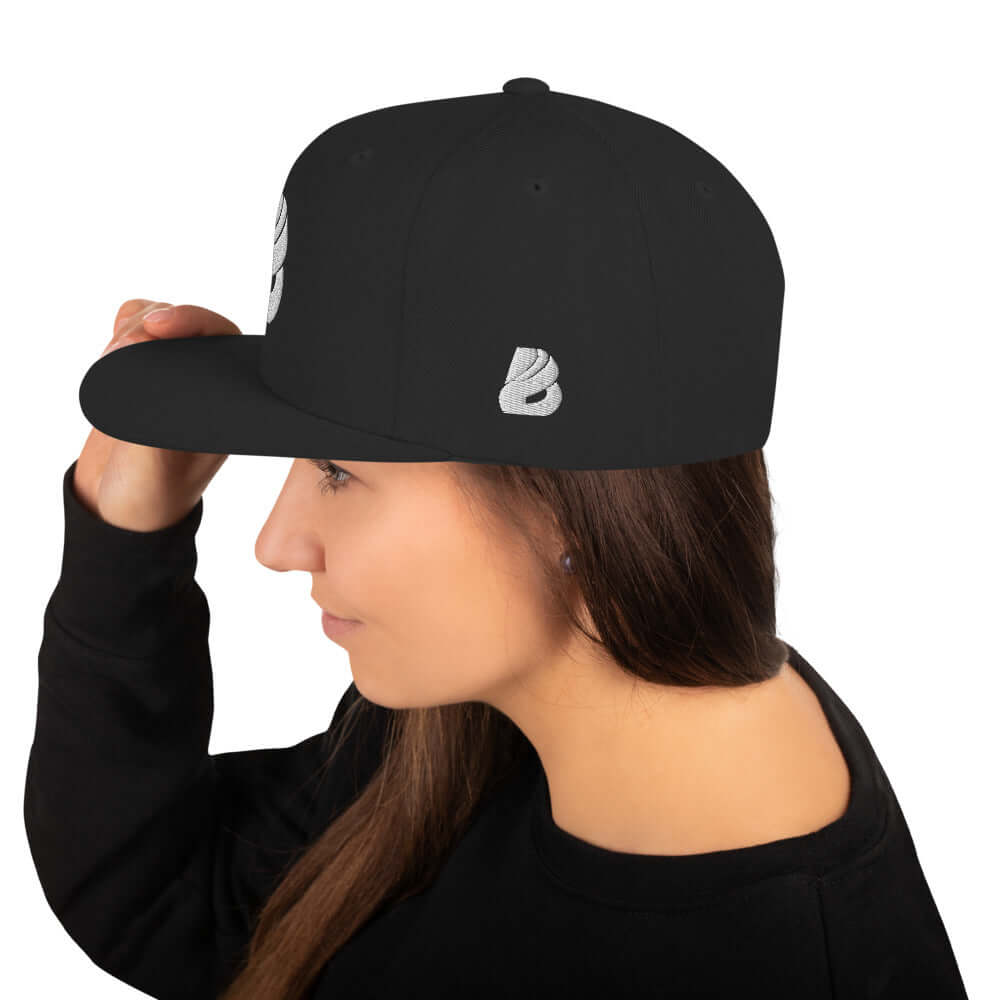 Snapback-Cap N°1 worn by model, black cap with classic fit, flat brim, and adjustable snap, perfect for everyday style.