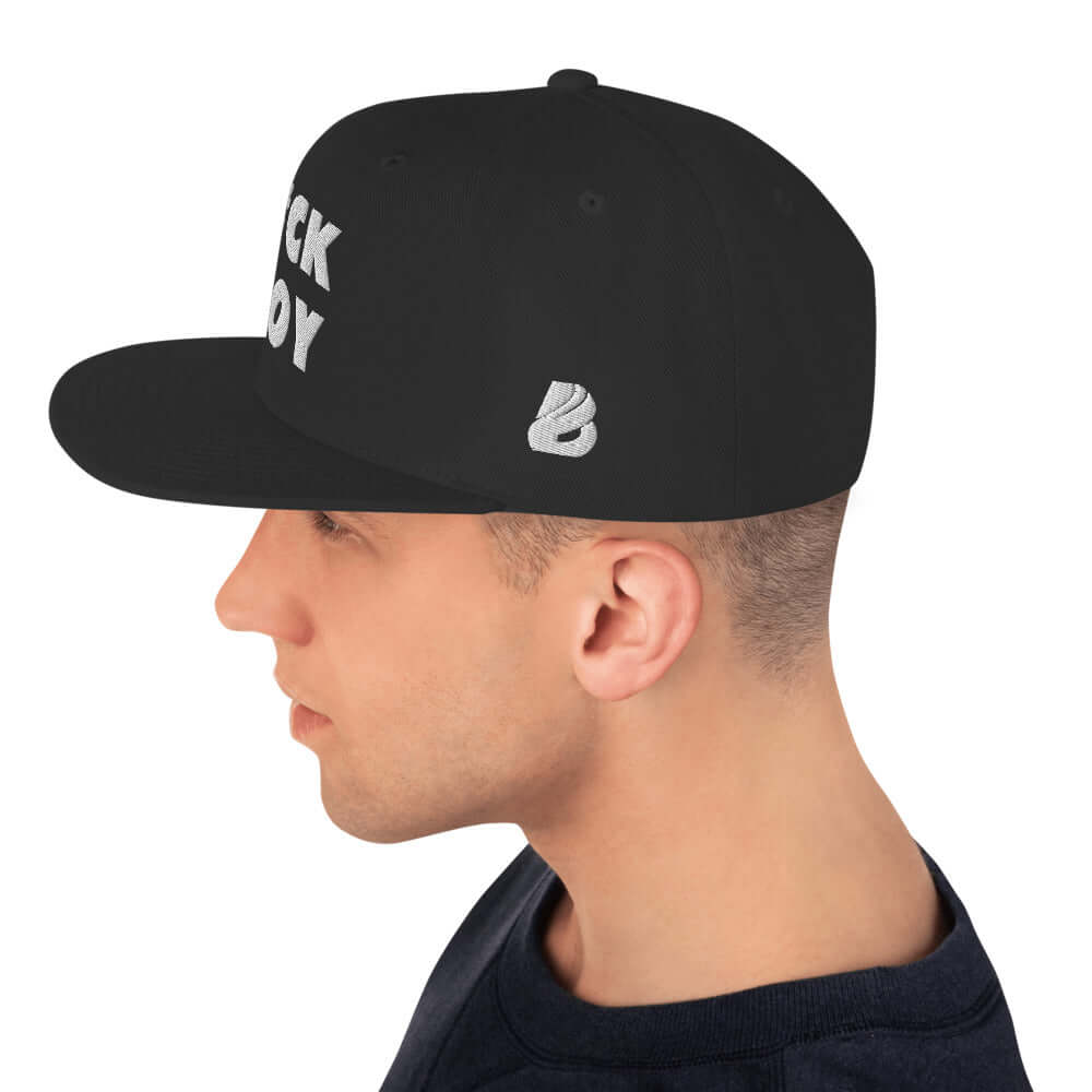 Man wearing Snapback-Cap N°2 with black color and embroidered details, side view