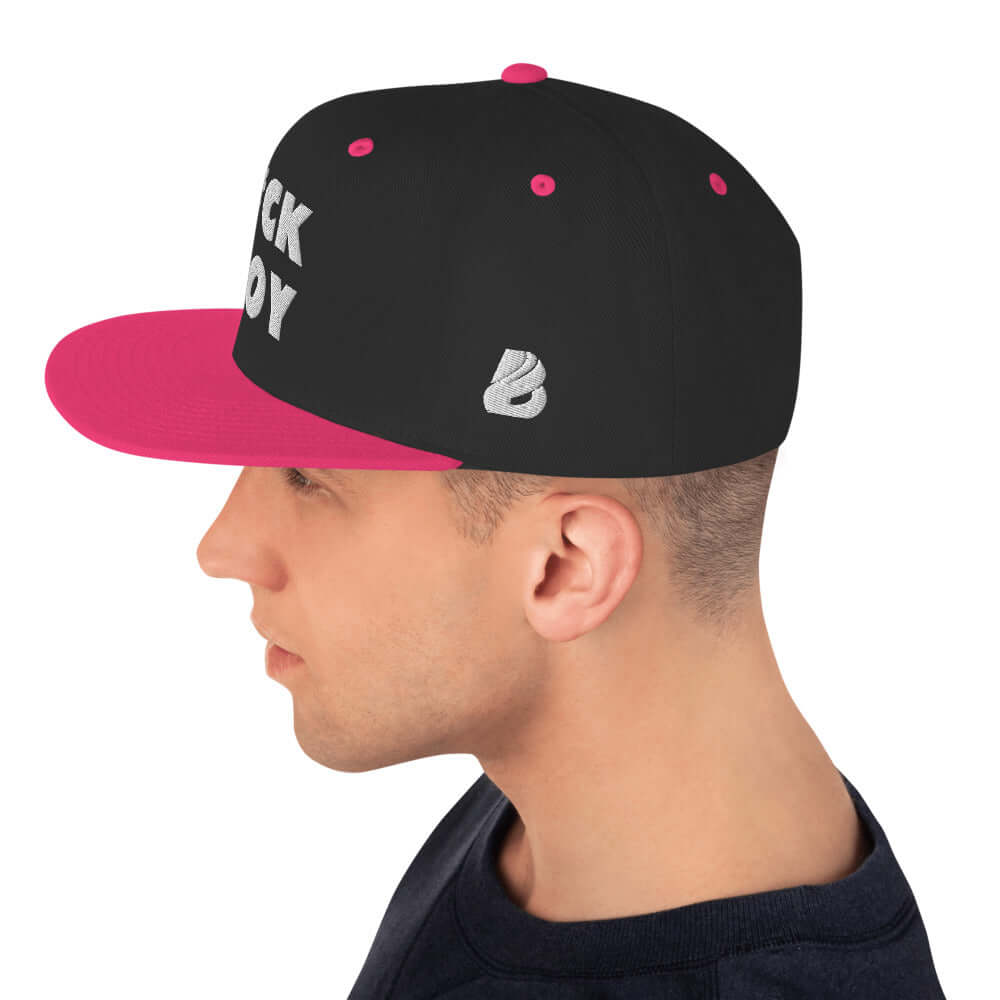 Side view of man wearing Snapback-Cap N°2 with pink brim and black crown, featuring a structured design with adjustable snap closure.