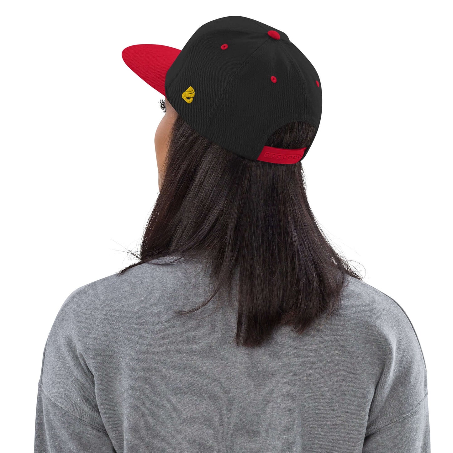 Rear view of a person wearing Snapback-Cap N°4 with a red brim and classic fit, featuring a plastic snap closure and structured design.