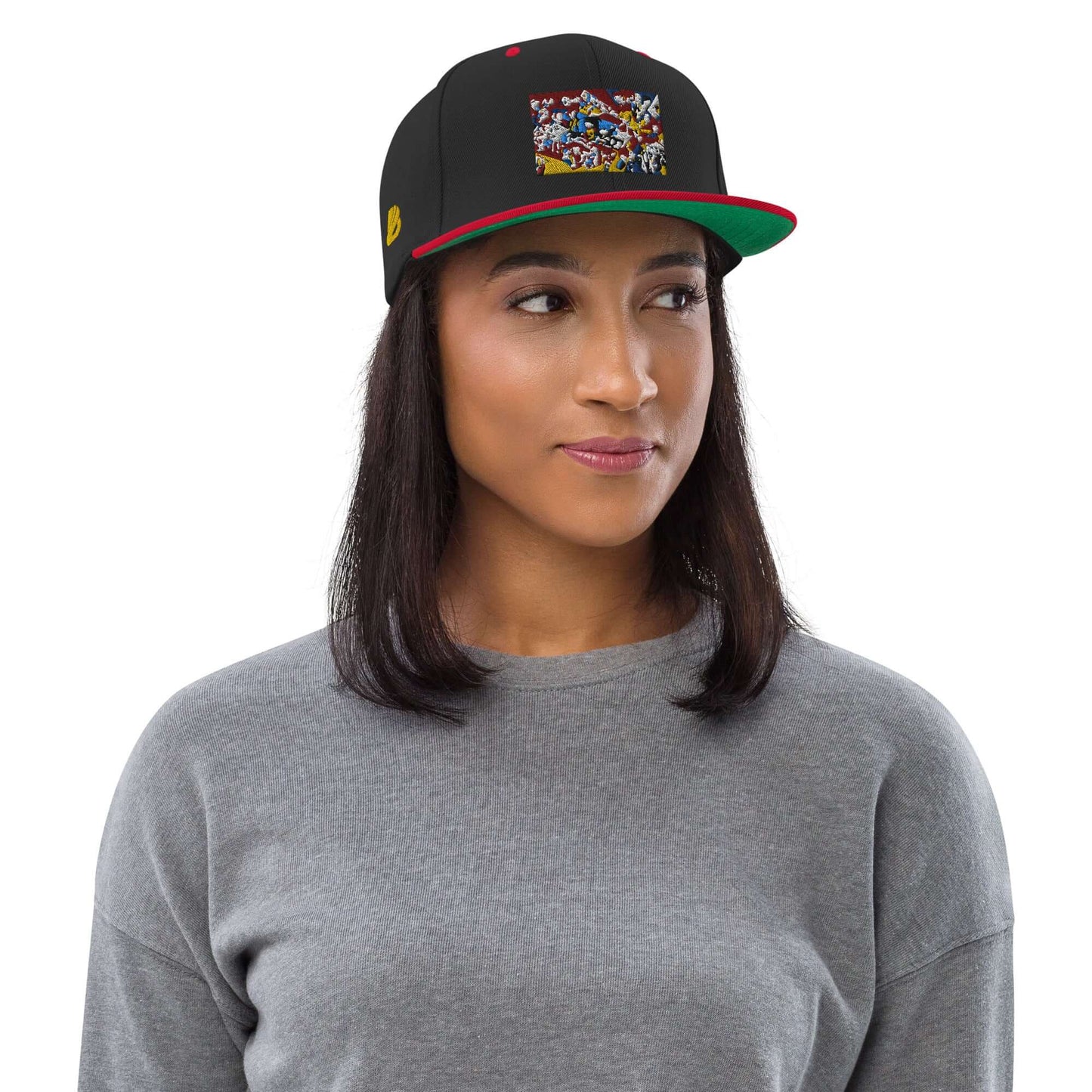Woman wearing Snapback-Cap N°4 with classic fit, flat brim, and adjustable snap closure, ideal for universal comfort and style.