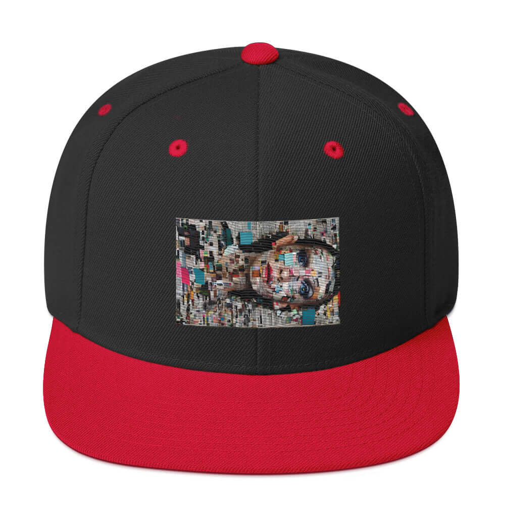 Snapback-Cap N°6 with classic fit, flat brim, red accents, and snap closure.