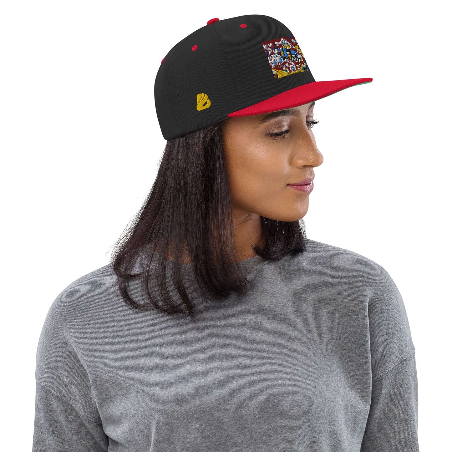 Model wearing Snapback-Cap N°4, black with red brim and graphic design, featuring a classic fit and adjustable snap closure.