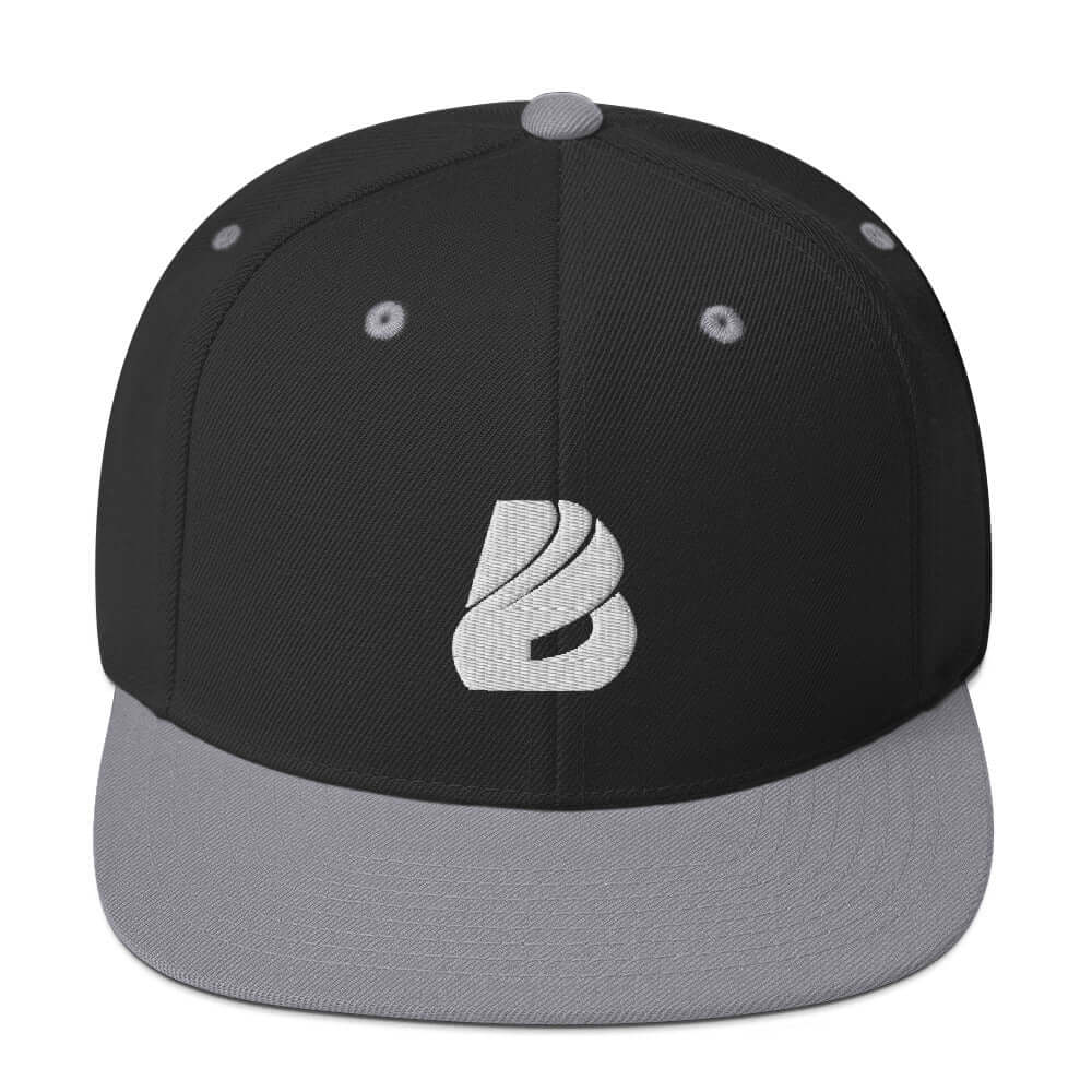 Black and gray Snapback-Cap N°0 with flat brim and logo embroidery.