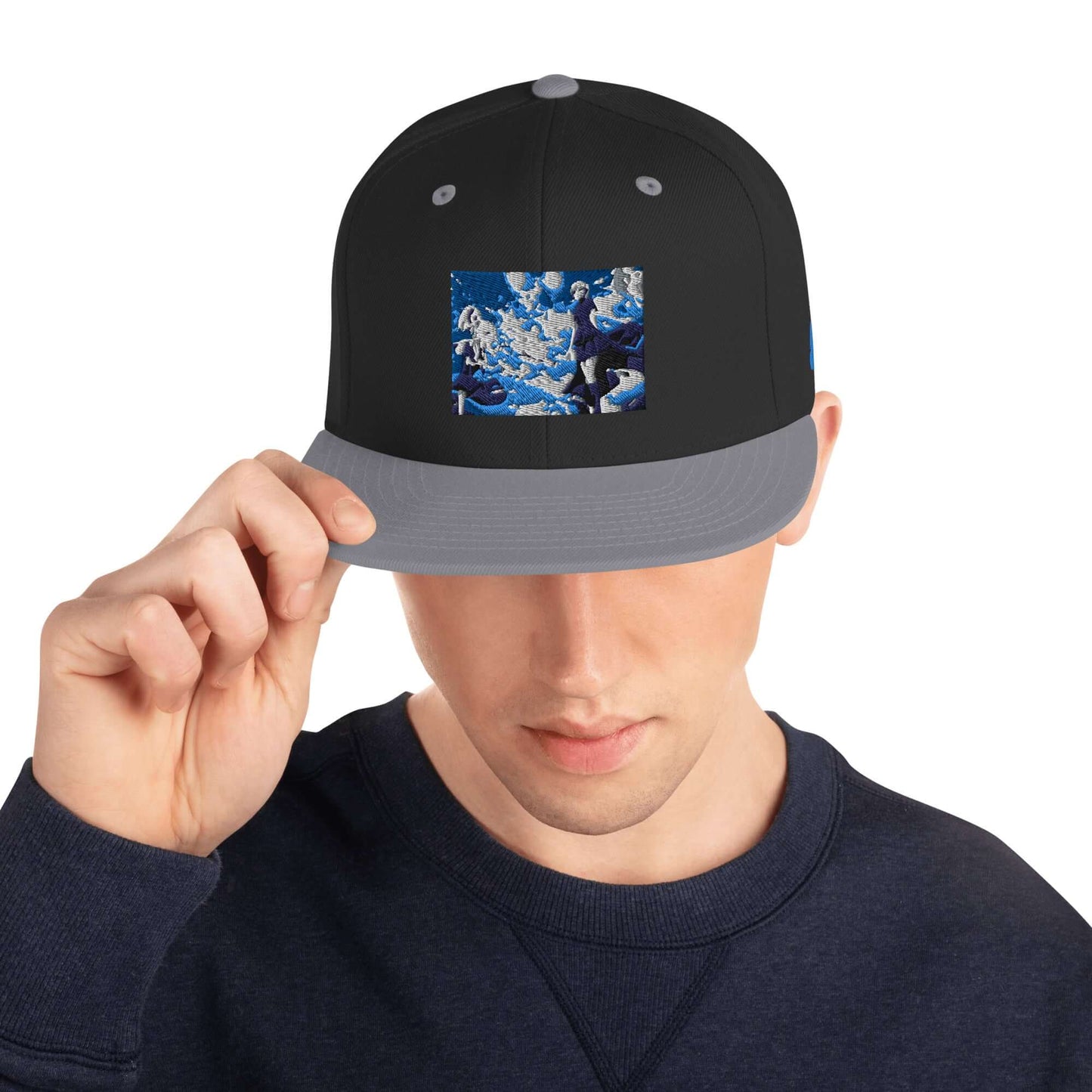 Man wearing Snapback-Cap N°5 with classic fit, flat visor, and adjustable snap closure. Features blue and grey design.