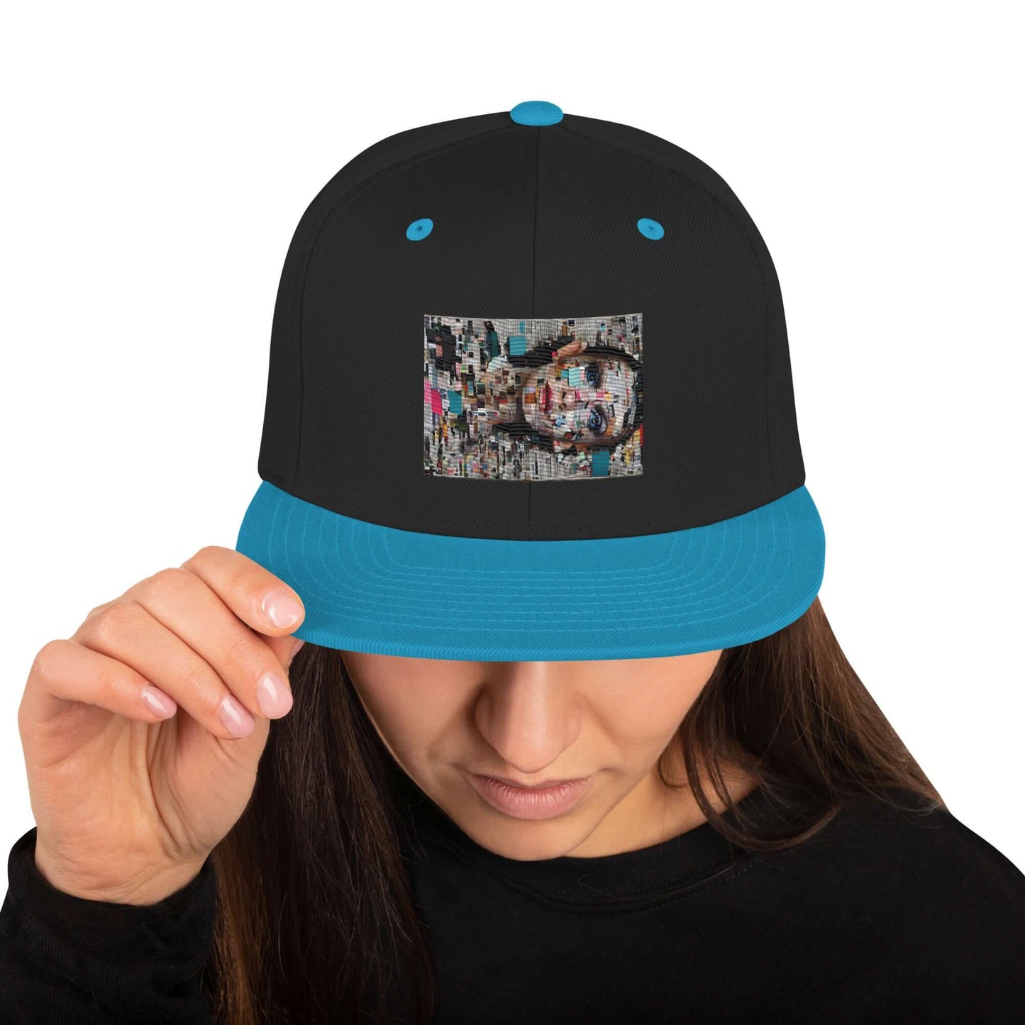 Woman wearing Snapback-Cap N°6 with flat brim and adjustable closure, featuring unique design on front panel, headwear fashion