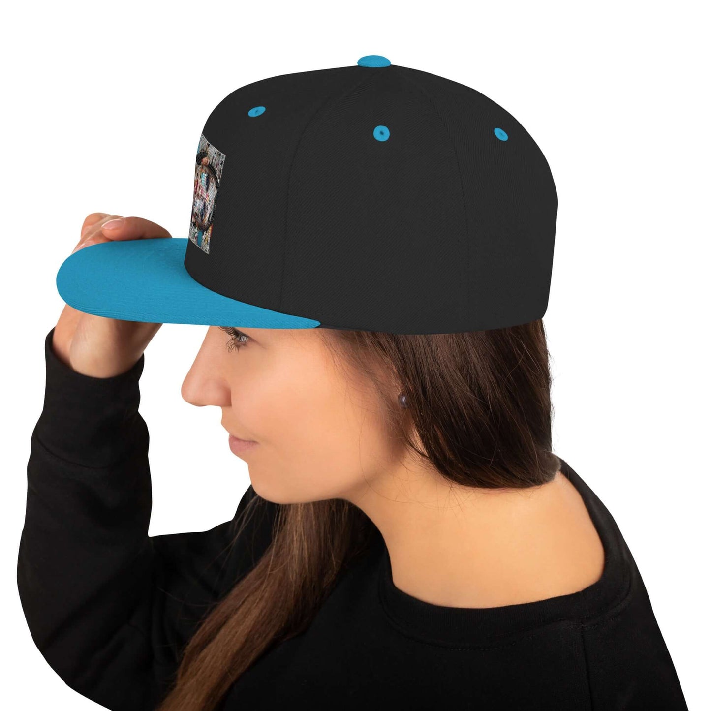Person wearing Snapback-Cap N°6 in black and blue, featuring a classic fit and flat visor with an adjustable snap closure.