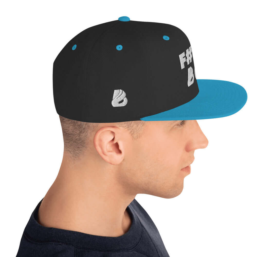 Snapback-Cap N°2 with blue visor, classic fit, adjustable closure, worn by model.