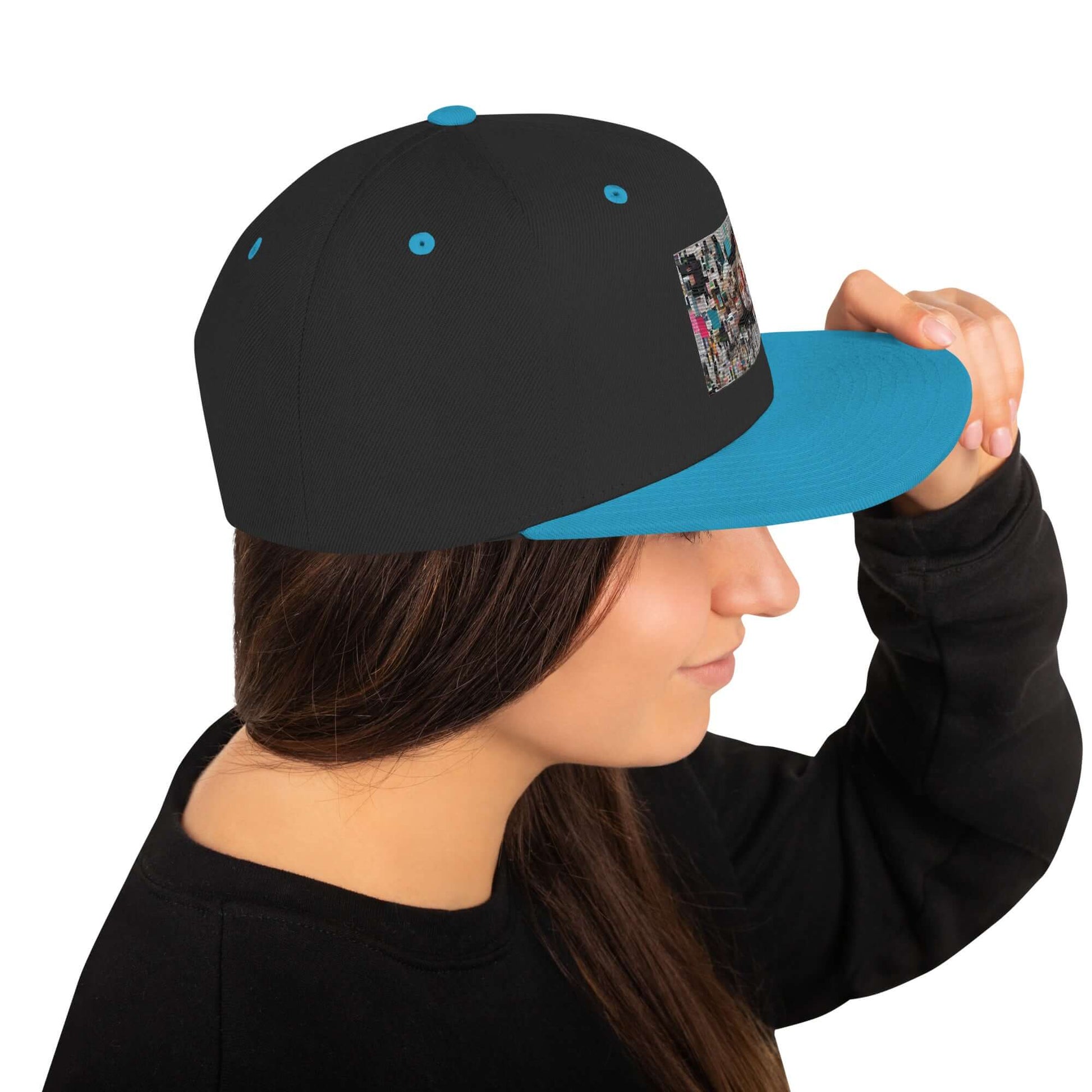 Snapback-Cap N°6 with classic fit, flat brim, adjustable snap closure, featuring a unique design, worn by a person for fashionable style.