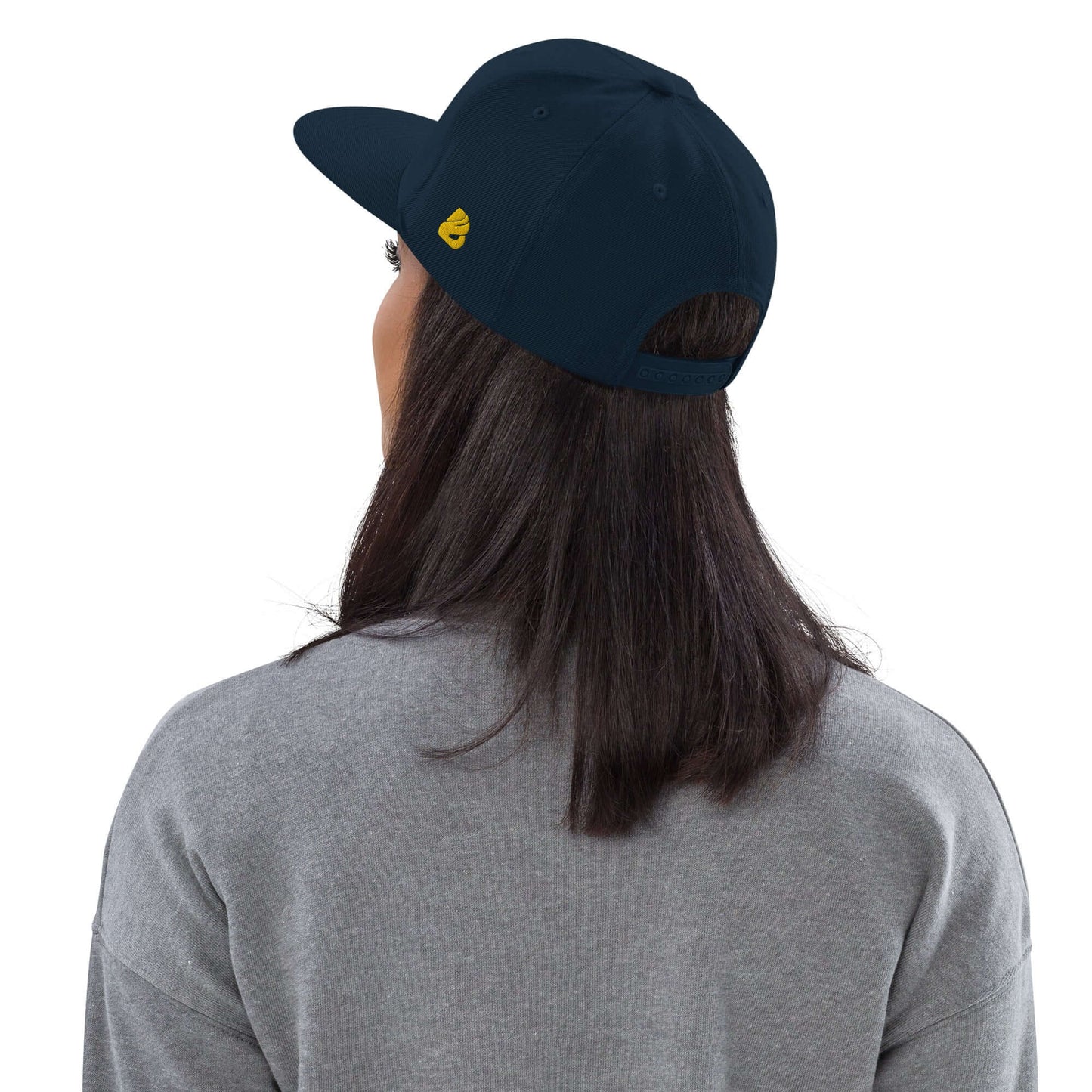 Snapback-Cap N°4 in Navy Blue, classic fit with flat visor, worn by a person, featuring adjustable snap closure for comfort.