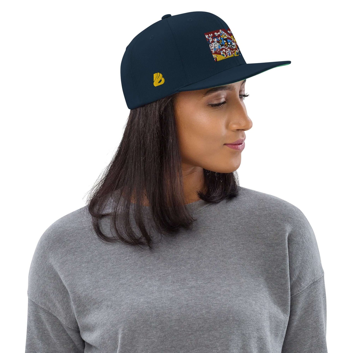 Woman wearing Snapback-Cap N°4 with flat brim, classic fit, and adjustable snap closure, ideal for universal comfort.