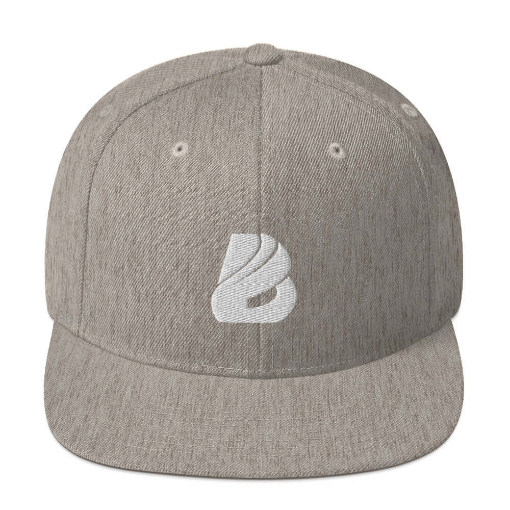 Snapback-Cap N°0 with classic fit, flat brim, and structured design. Features adjustable snap closure and embroidered logo.