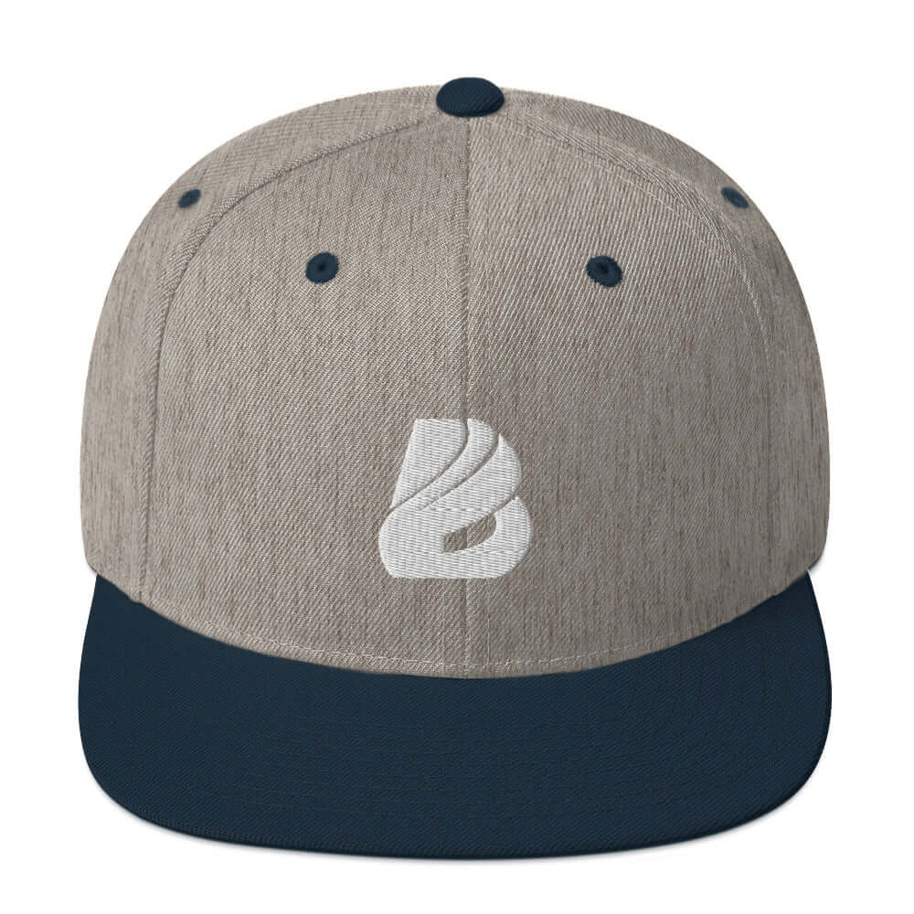 Snapback-Cap N°0 with classic fit, flat brim, adjustable snap closure, structured design in grey and navy.