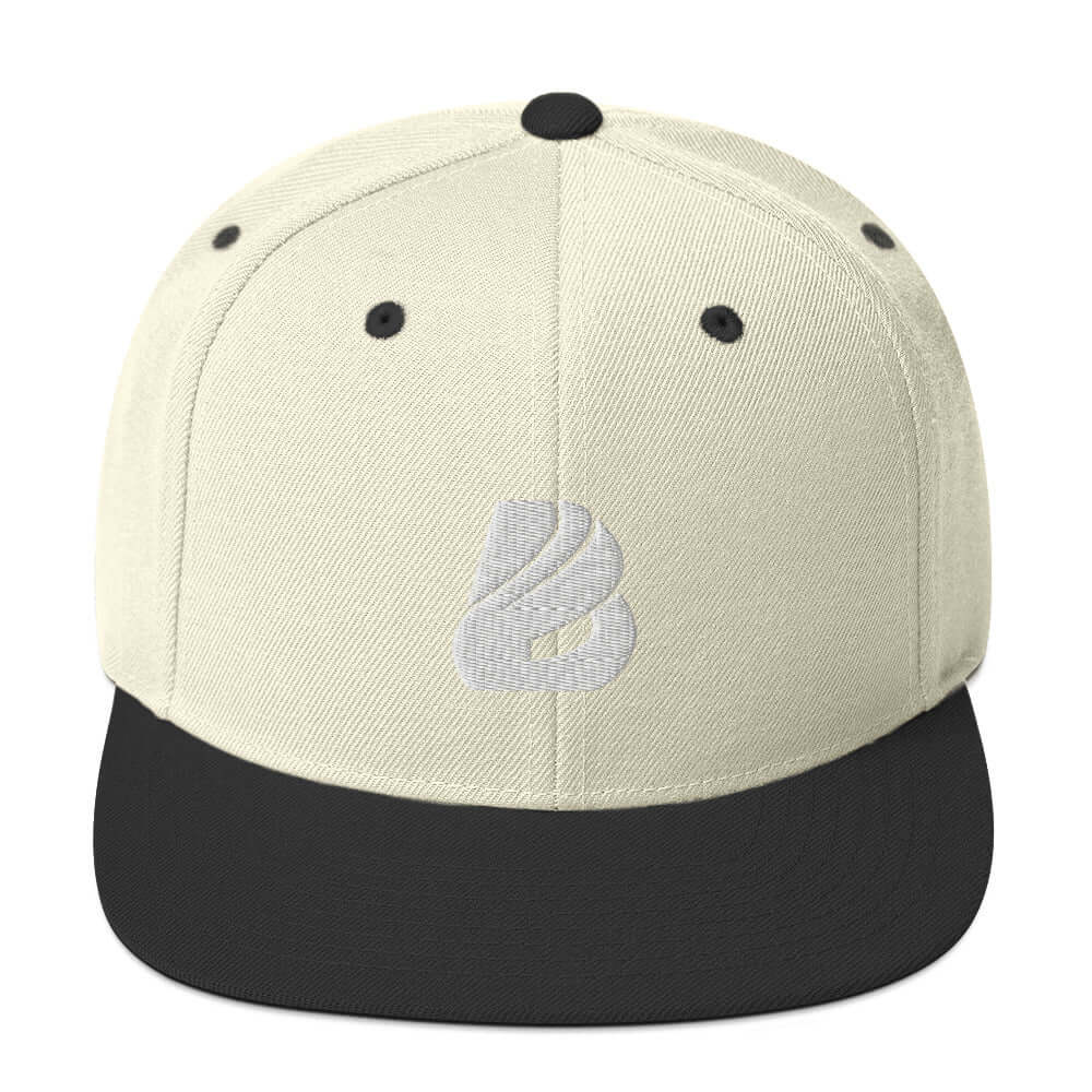 Snapback-Cap N°0 with classic fit, flat brim, adjustable snap, and logo. Beige front panel and black brim. High-profile design.