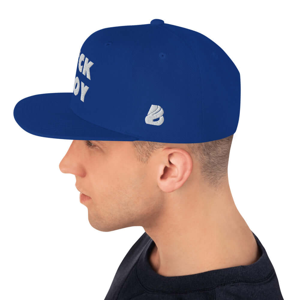 Side view of man wearing blue Snapback-Cap N°2 with text detailing and adjustable snap closure.