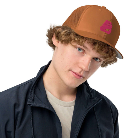 Person wearing Trucker-Cap mit geschlossener Rückseite N°0, showcasing its mesh design and classic Y2K style against a modern backdrop.