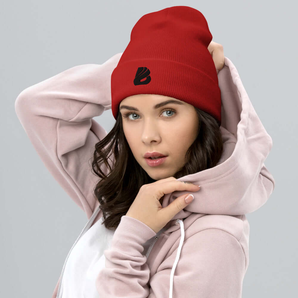 Woman wearing red Umgeschlagene Beanie N°0, cozy and stylish with hoodie, 100% Turbo-Acryl, hypoallergenic, unisex, hand washable.