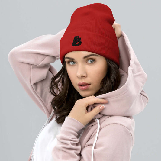 Woman wearing red Umgeschlagene Beanie N°0, cozy and stylish with hoodie, 100% Turbo-Acryl, hypoallergenic, unisex, hand washable.