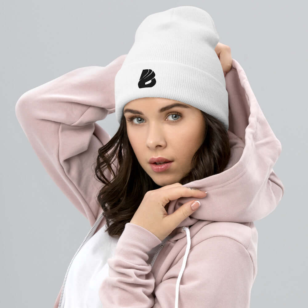 Model wearing white Umgeschlagene Beanie N°0 with pink hoodie; cozy and stylish winter accessory; 100% turbo-acrylic material