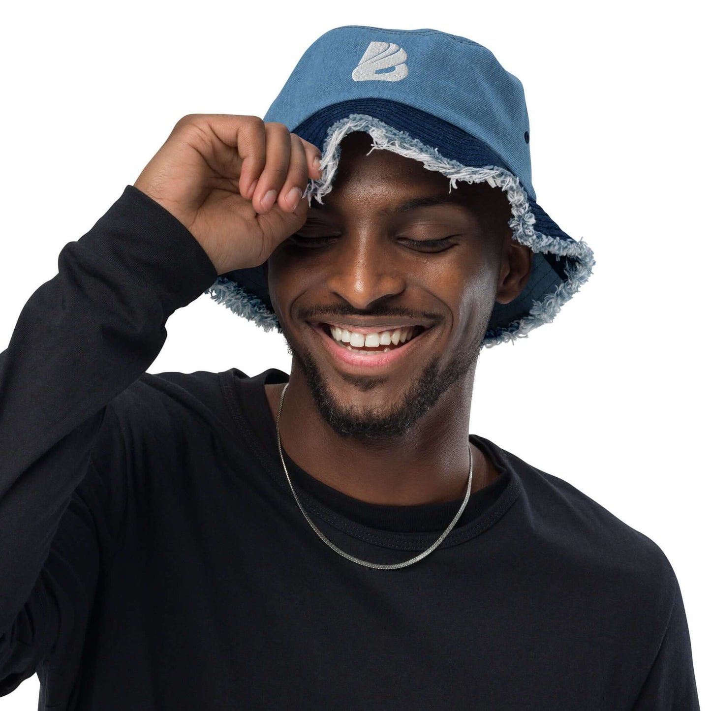 Smiling person wearing Ausgefranster Jeans-Fischerhut N°0, a denim-style bucket hat, ideal for streetwear fashion.