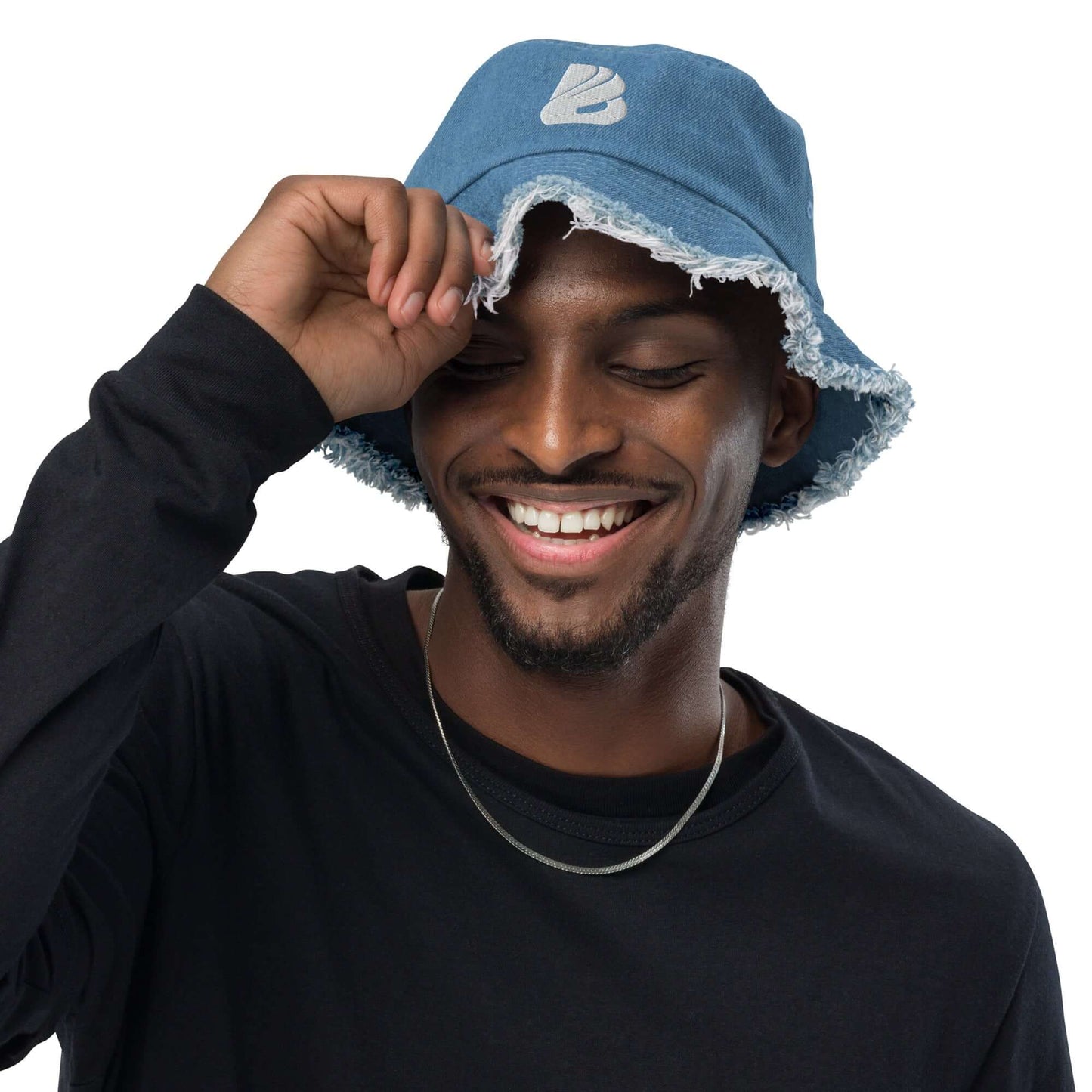 Mann trägt Ausgefranster Jeans-Fischerhut N°0 aus 100 % Baumwolle, ideale Wahl für trendige Streetwear-Looks, Denim-Look mit klassischer Krempe.