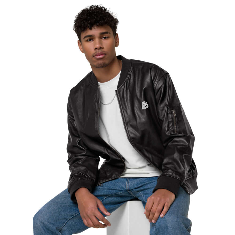 Model wearing Leder-Bomberjacke N°0 in black PU leather, styled with casual jeans and a white shirt.