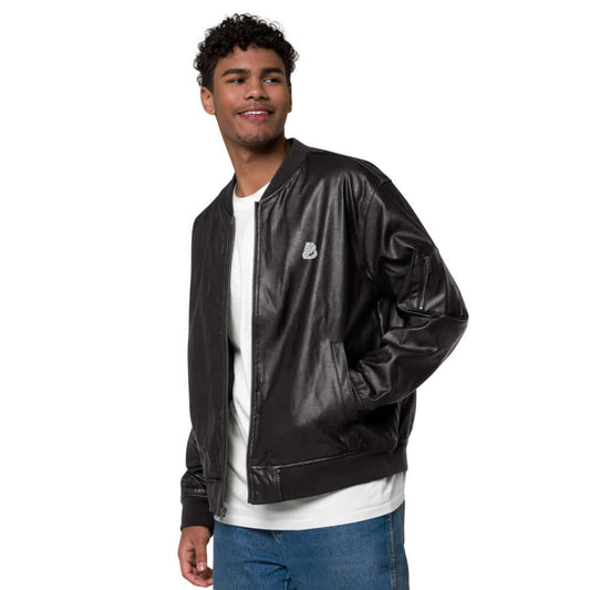 Man wearing Leder-Bomberjacke N°0, classic PU leather jacket with ribbed cuffs and embroidered detail, paired with casual attire.