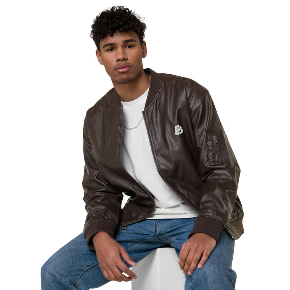 Model wearing Leder-Bomberjacke N°0 in brown PU leather, casual and stylish look with jeans, showcasing versatile fashion style.
